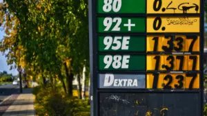 Degvielas uzpildes stacijas cenu tablo ar dažādu degvielas veidu aktuālajām cenām eiro.