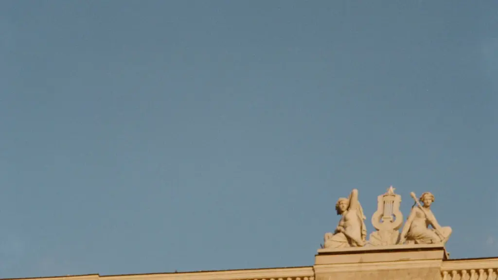 Latvijas Nacionālās operas un baleta ēkas fasādes detaļas ar skulptūrām Rīgas centrā.