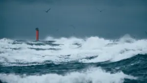 Rīgā vējš līdz 32 m/s, centrā gaidāms ekstremāls lietus