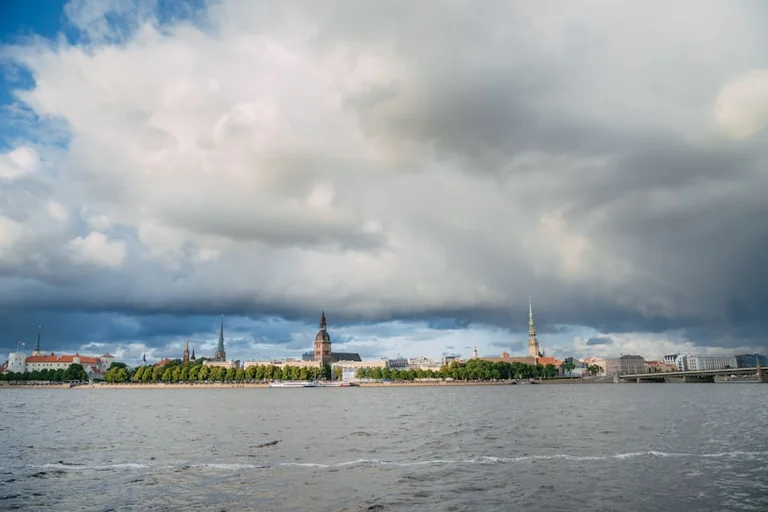 Vētra maina pasākumus Rīgā un Carnikavā