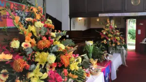 Krāšņi rudens ziedu pušķi baznīcas telpās, gatavojoties Miķeļdienas ražas svētku svinībām iekštelpās.