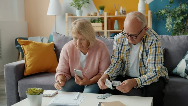 Senioru diena 1. oktobrī: pārbaudiet pensijas izmaksas datus
