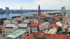 Panorāmas skats uz Rīgas vecpilsētu ar baznīcu torņiem un Daugavas upi