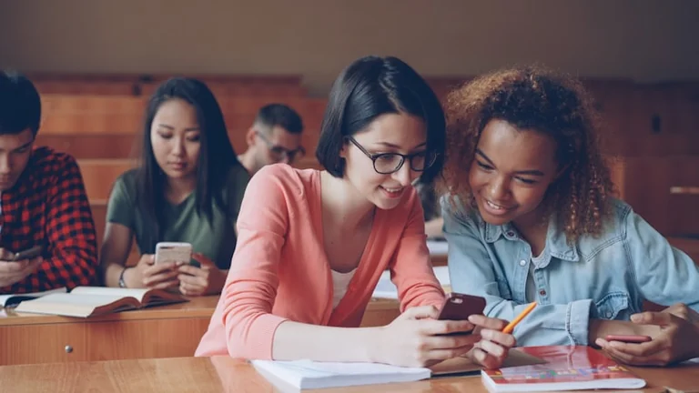 Telefoni 1.–6. klasē: ko nosaka likums un skola