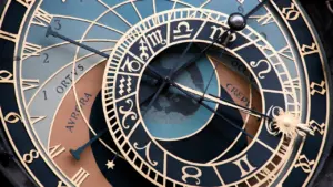 Prāgas astronomiskā pulksteņa ciparnīca ar zodiaka zīmju simboliem detalizētā tuvplānā.